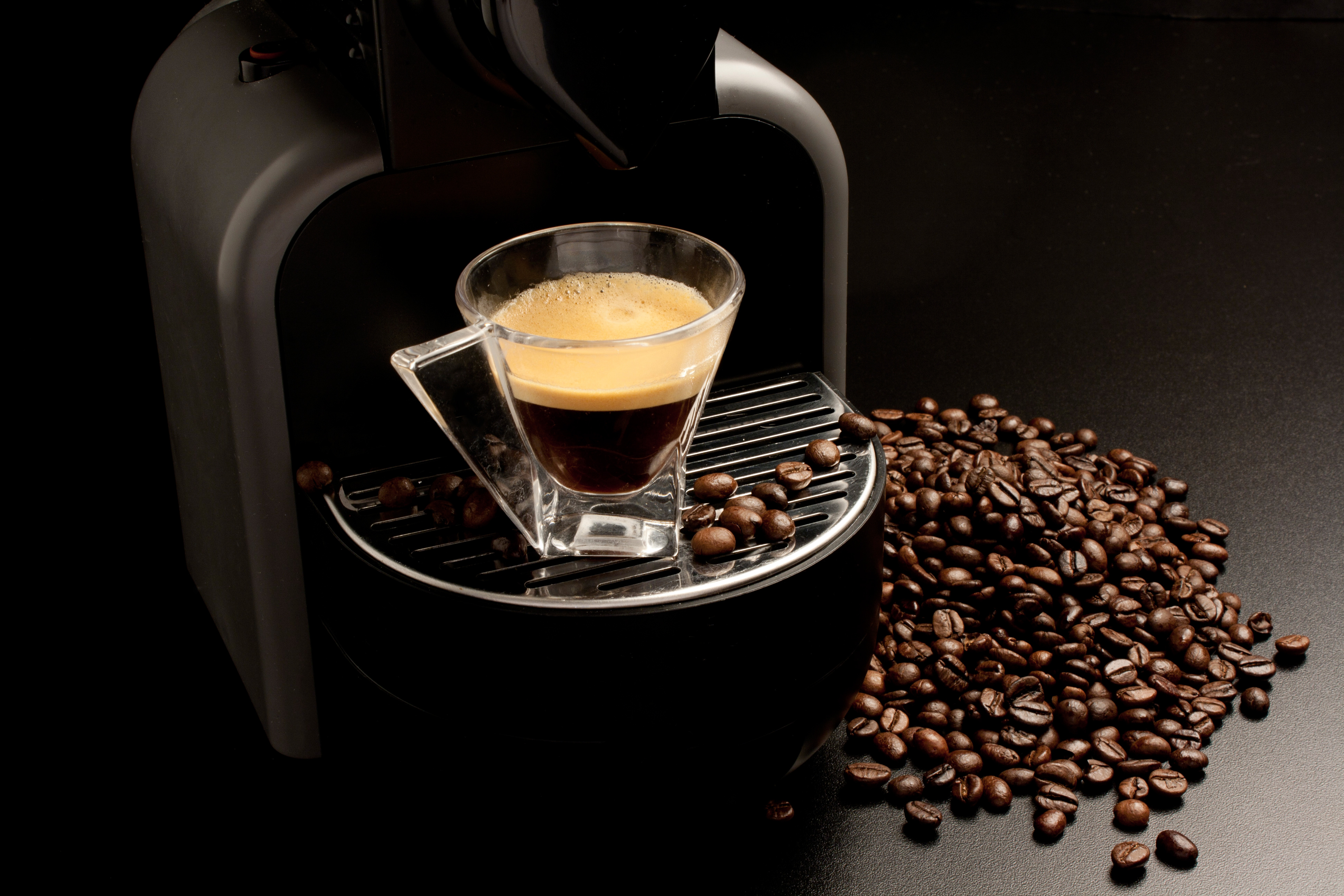 Кофе кофемашины кофеварки. Кофе. Чай и кофе. Кофе в зернах. Кофейные зерна на кофемашину.